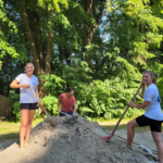 Social Day bei Condrobs: Aspen-Team stellt Beachvolleyballplatz einer Jugendwohngemeinschaft wieder her