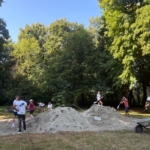 Social Day bei Condrobs: Aspen-Team stellt Beachvolleyballplatz einer Jugendwohngemeinschaft wieder her