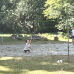 Social Day bei Condrobs: Aspen-Team stellt Beachvolleyballplatz einer Jugendwohngemeinschaft wieder her